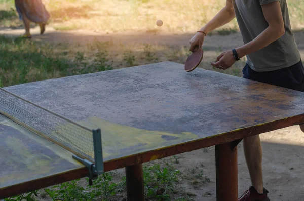 Jovem Caucasiano Sexo Masculino Jogando Ping Pong Livre Mesa Tênis — Fotografia de Stock