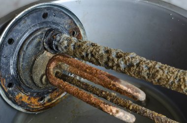 Su ısıtıcısı, anot, sıcaklık sensörü ve elektrikli ısıtma elementi. Eski bir su ısıtıcısının yakın çekimi. Hizmet ve onarım. Seçici odak.