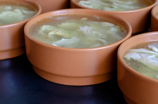 Penutup Stok Ayam Dalam Mangkuk Tanah Liat Melayani Clay Bowls — Stok Foto