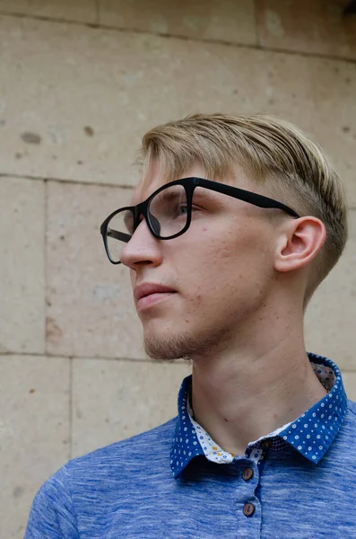 Retrato Jovem Elegante Usando Óculos Jovem Bonito Óculos Elegantes Com — Fotografia de Stock