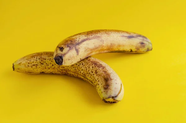两个成熟的香蕉 黄底上有褐色斑点 香蕉面包 甜点和其他菜肴的配料 健康饮食 有选择的重点 — 图库照片