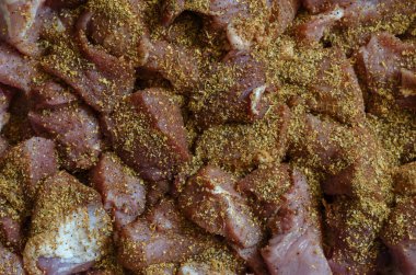 Üzerine baharat serpiştirilmiş taze et dilimleri. Kabaca doğranmış domuz derisi, kuru baharatlar, baharatlar ve tuz. Pişirme işlemi dalavere. Dizinin bir parçası.