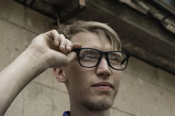 Retrato Jovem Endireitar Óculos Jovem Bonito Com Penteado Moda Olha — Fotografia de Stock