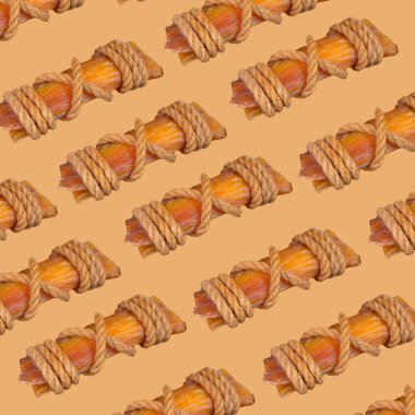 Köpeklerin soyut geçmişi için kurutulmuş et tendonları. İple bağlanmış tekrarlanan çiğneme ikramları. Hayvan dükkanı, evcil hayvan malzemeleri..