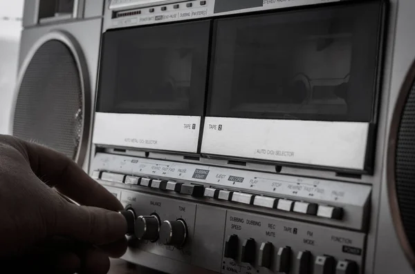 一只成年白人男性的手增加了复古立体声录音机的音量 上个世纪的老式音响设备 有选择的重点 — 图库照片