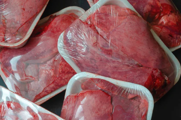 Roh Rindfleisch Lungenportionen Hintergrund Schlachtabfälle Aus Nächster Nähe Weiße Tabletts — Stockfoto
