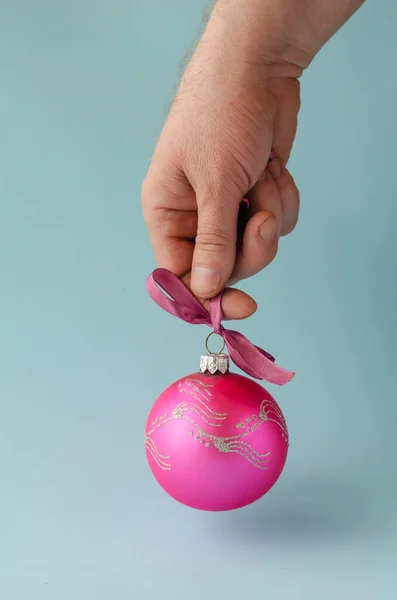 Mão Masculina Segura Bola Natal Rosa Homem Caucasiano Adulto Com — Fotografia de Stock