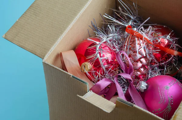 Caixa Papelão Cheia Decorações Árvore Natal Decorações Árvore Natal Vidro — Fotografia de Stock