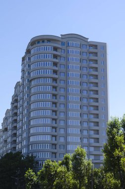 Yeni çok katlı bina yapım aşamasında. Şehirdeki çok katlı yeni binalarda yeni daireler satılıyor. İşçilik binası. Arazi.