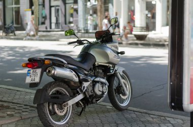 Nikolaev, Ukrayna, 17 Ağustos 2020: Suzuki motosikleti şehir caddesinde duruyor. Spor Japon motosiklet Suzuki Motor Şirketi. Motorlu taşıma, motor sporları.