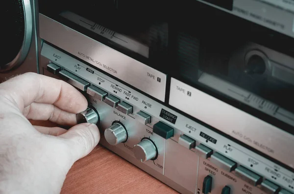 Dorosły Biały Mężczyzna Zwiększa Głośność Magnetofonie Kasetowym Zabytkowy Sprzęt Audio — Zdjęcie stockowe