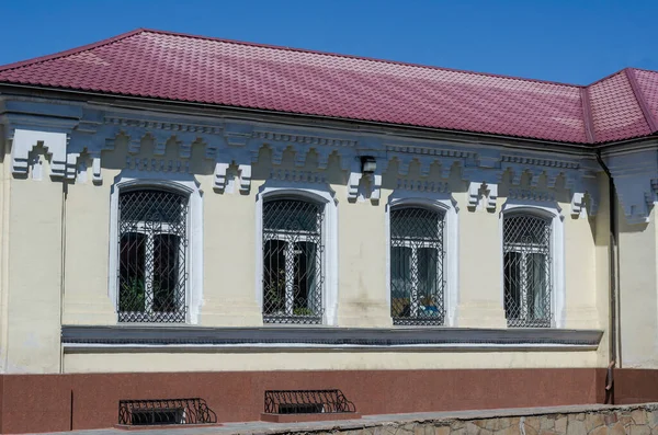 Fassade Ein Altes Einstöckiges Gebäude Mit Rotem Dach Rekonstruierte Architektonische — Stockfoto