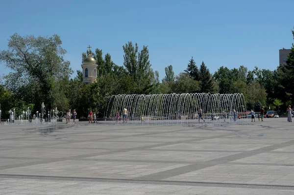 Николаев Украина Августа 2020 Фонтан Городской Площади Родители Детьми Гуляют — стоковое фото