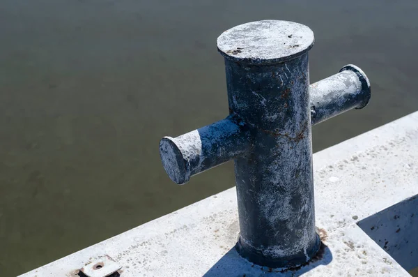 Vieja Bolardo Amarre Oxidado Vacío Primer Plano Puesto Amarre Borde —  Fotos de Stock