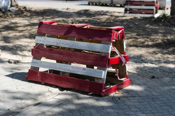Vörös Fehér Fatörzs Város Járdáján Javítási Munkálatok Helyszíne Kerítések Betiltásával — Stock Fotó
