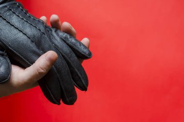 Mercan zemininde erkek avuçlar. Deri eldivenli ve eldivensiz iki erkek eli. Zıtlıklar ve çelişkiler kavramı. Yetişkin bir erkek, beyaz, orta yaşlı. Seçici odak.