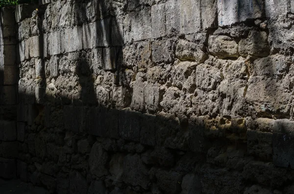 Gri Dikişli Eski Kireçtaşı Duvar Perspektif Manzaralı Güneş Işığı Gölgeye — Stok fotoğraf