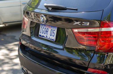 Nikolaev, Ukrayna - 26 Ağustos 2020: Otoparkta BMW X3 arabasının arkası. Özel Teksas plakalı siyah bir SUV. Plakada Rusça adı Igor..