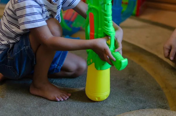 Мальчик Смешанной Расы Играет Игрушечной Машиной Помещении Дошкольный Ребенок Красочной — стоковое фото