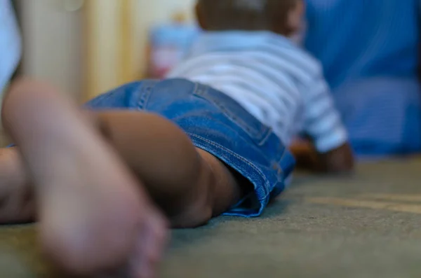 Niño Edad Preescolar Está Acostado Alfombra Niño Despreocupado Está Descansando — Foto de Stock