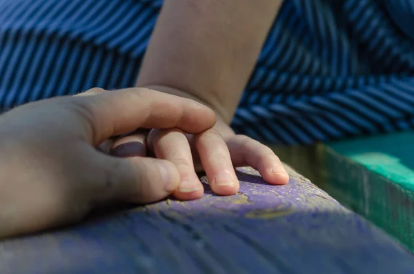 Close Van Mannelijke Vrouwelijke Handpalmen Een Parkbank Volwassen Heteroseksuele Paren — Stockfoto