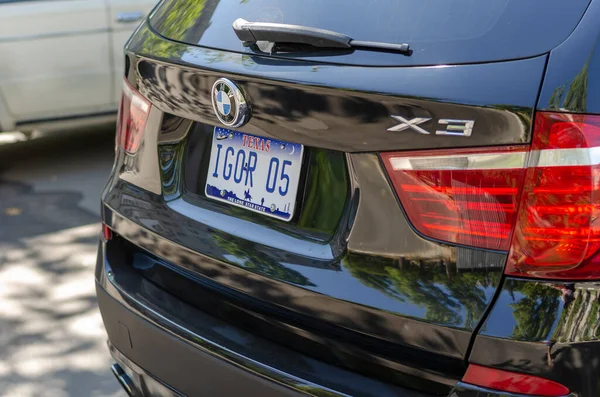Nikolaev, Ukrayna - 26 Ağustos 2020: Otoparkta BMW X3 arabasının arkası. Özel Teksas plakalı siyah bir SUV. Plakada Rusça adı Igor..