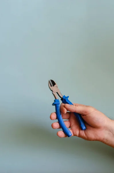 Рука Держит Боковые Резаки Голубыми Диэлектрическими Ручками Правая Рука Человека — стоковое фото