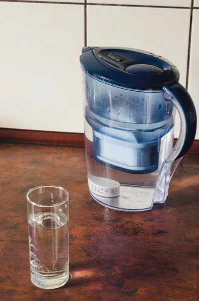 Mutfak tezgahında silikon kartuşlu su filtresi.