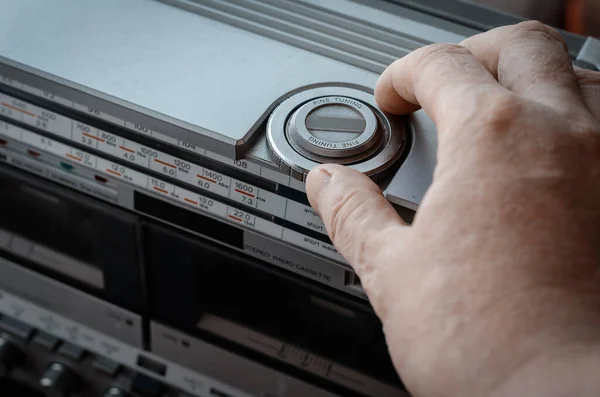 Adulte Caucasien Main Écoute Radio Sur Rétro Stéréo Enregistreur Cassette — Photo