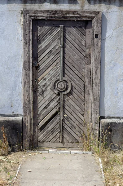 Eski Harap Olmuş Ahşap Kapı Evin Kapısında Boyası Soyulmuş Binalar — Stok fotoğraf