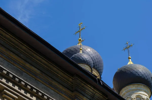 Fragmento Iglesia Ortodoxa Contra Cielo Azul Antigua Iglesia Piedra Con — Foto de Stock