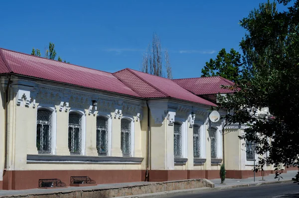 Stary Jednopiętrowy Budynek Czerwonym Dachem Odbudowany Obiekt Architektoniczny Przy Ulicy — Zdjęcie stockowe