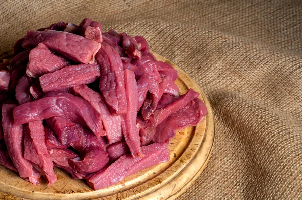 Tiras Crudas Carne Res Tabla Cortar Madera Porción Stroganoff Carne — Foto de Stock