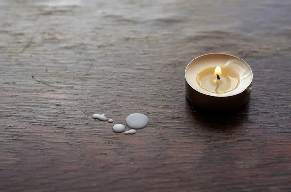Eine Brennende Kerze Auf Einem Holztisch Kleine Kerze Mit Einer — Stockfoto
