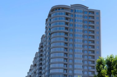 Yeni çok katlı bina yapım aşamasında. Şehirdeki çok katlı yeni binalarda yeni daireler satılıyor. İşçilik binası. Arazi.