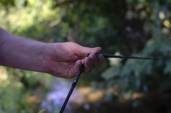 Mani Maschili Raccolgono Canna Pesca Plug Uomo Caucasico Assembla Asta — Foto Stock