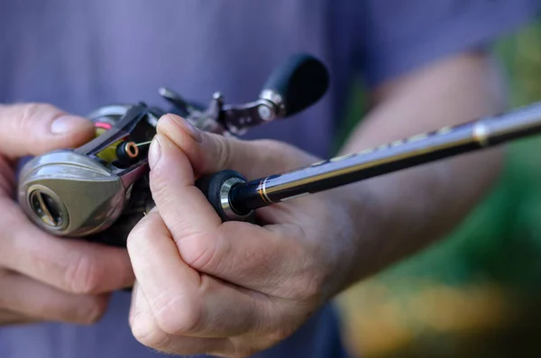 Close Uma Mão Masculina Com Uma Vara Pesca Carretel Isca — Fotografia de Stock