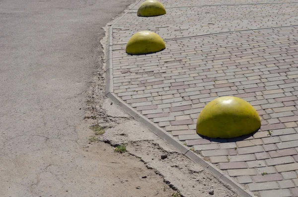 Tři Žluté Betonové Polokoule Kraji Chodníku Architektonické Bariéry Zakazující Vozidlům — Stock fotografie