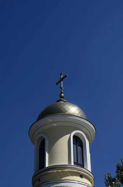 Cúpula Uma Capela Ortodoxa Contra Céu Azul Cúpula Dourada Com — Fotografia de Stock