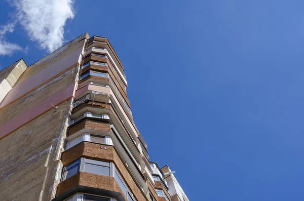 Edificio Alto Edificio Apartamentos Contra Cielo Azul Con Nubes Fachada — Foto de Stock
