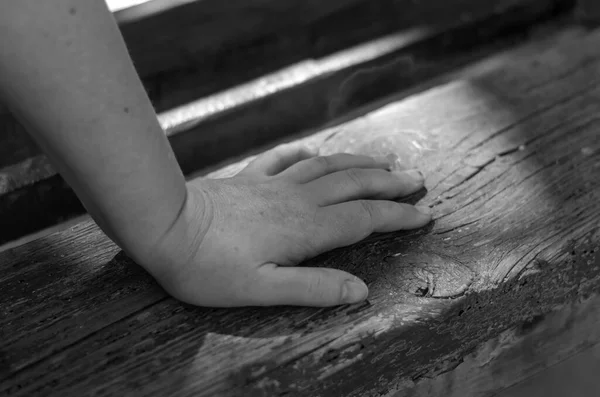 Primer Plano Una Mano Femenina Banco Del Parque Una Mujer — Foto de Stock