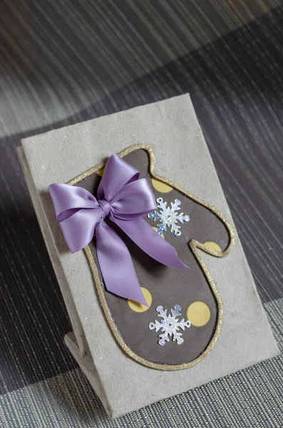 Homemade Christmas Gift Bag Purple Bow Mitten Paper Bag Traditional — Stock Photo, Image