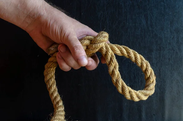 Man Hand Holds Rope Knotted Knot Dark Background Mature Man — Stock Photo, Image