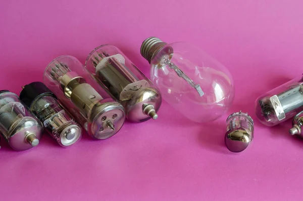 Verschiedene Vakuumröhren Auf Rosa Hintergrund Eine Gruppe Zufällig Ausgewählter Radioröhren — Stockfoto