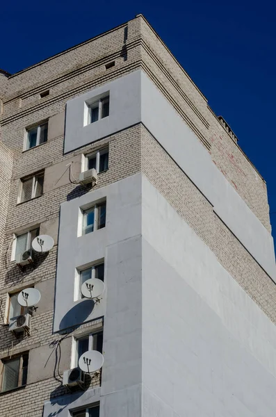 Parte Superior Edificio Apartamentos Con Muchas Antenas Parabólicas Aire Acondicionado — Foto de Stock