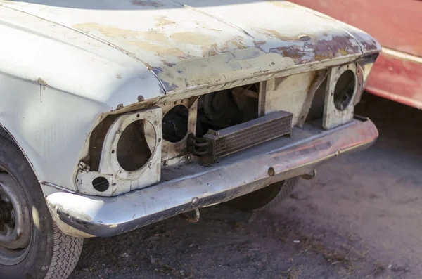 Frente Velho Carro Abandonado Carro Vintage Sem Faróis Grelhador Radiador — Fotografia de Stock