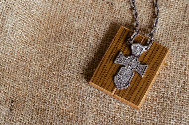 Nikolaev, Ukrayna - 4 Eylül 2020: Başmelek Michael 'ı resmeden büyük gümüş haç. Büyük gümüş zincirli Hıristiyan göğüs kafesi. İnancın sembolü..