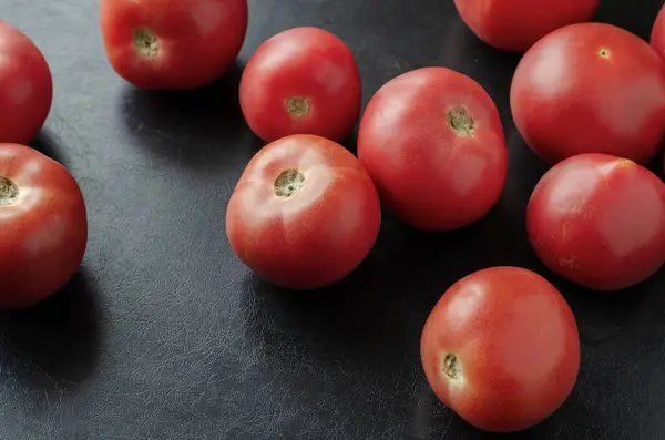 Reife Rote Tomaten Auf Schwarzem Hintergrund Demonstration Der Ernte Von — Stockfoto