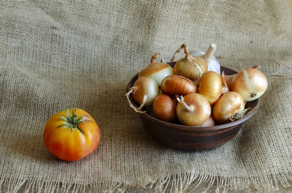 Alho Tomate Amarelo Cebola Uma Tigela Barro Saque Grupo Vegetais — Fotografia de Stock