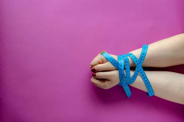 Mãos Femininas Amarradas Com Uma Fita Métrica Duas Mãos Uma — Fotografia de Stock